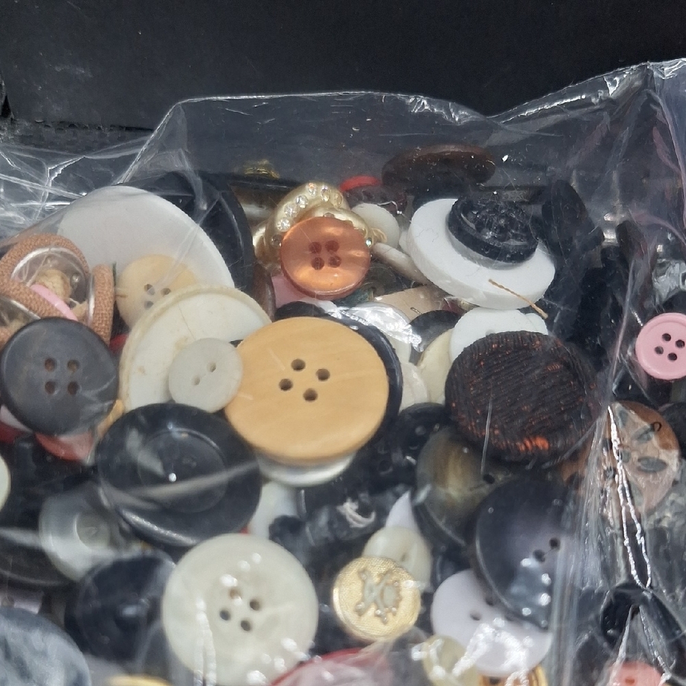 Assorted Button Collection - Picture 3 of 9